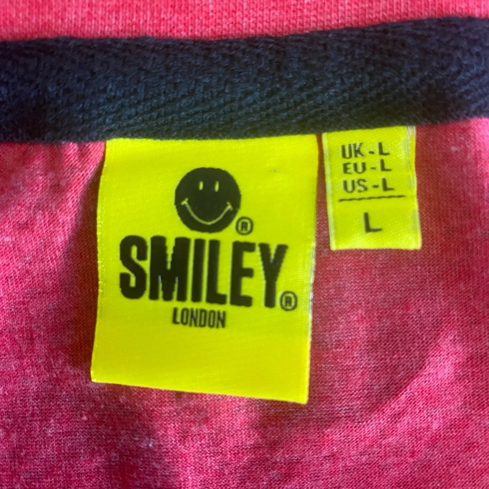 “Smiley London Graphic Tee Red w/ Allover Smiley Faces – Size L”
